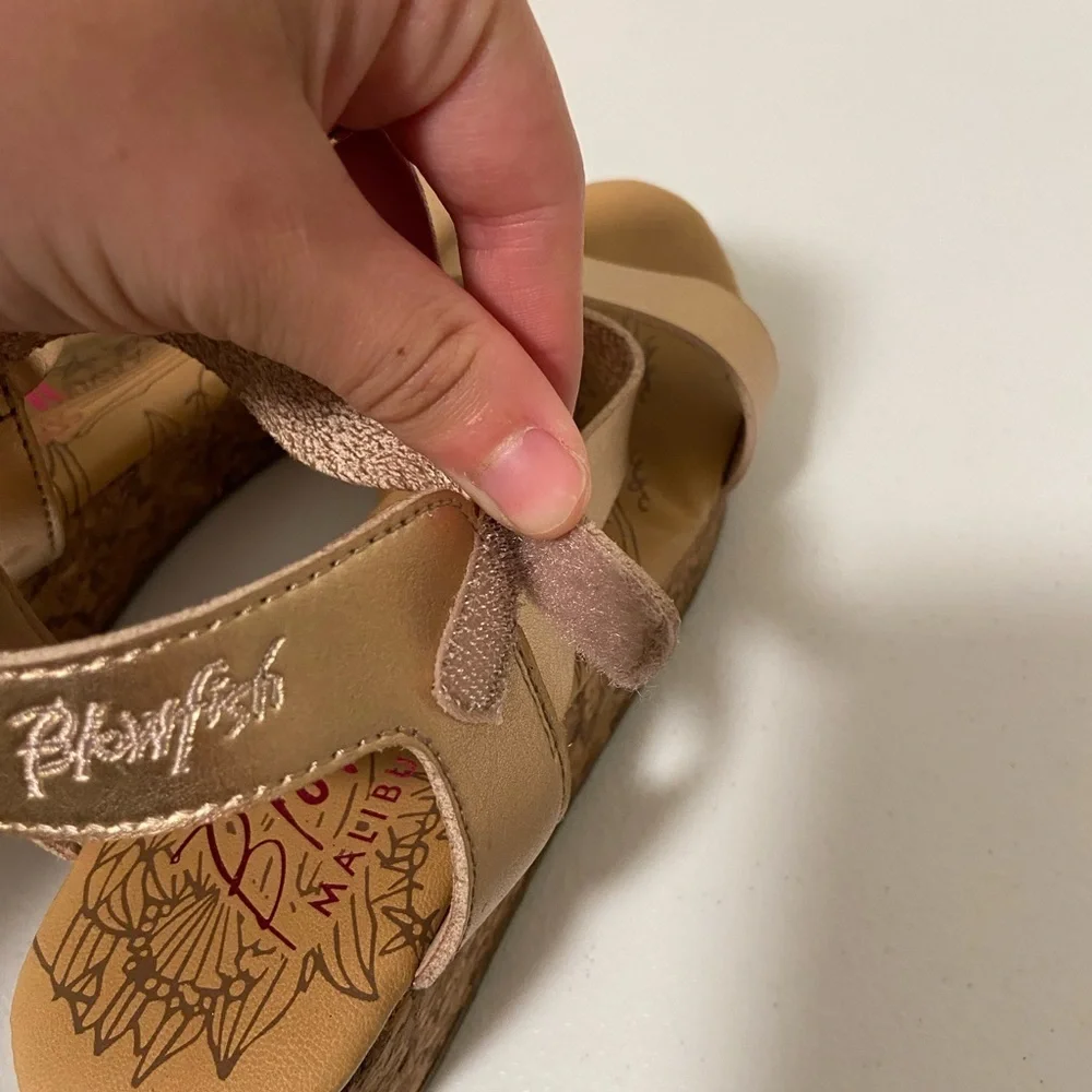 NWOT | Blowfish‎ kids malibu girl’s wedge metallic strap sandals — size 4